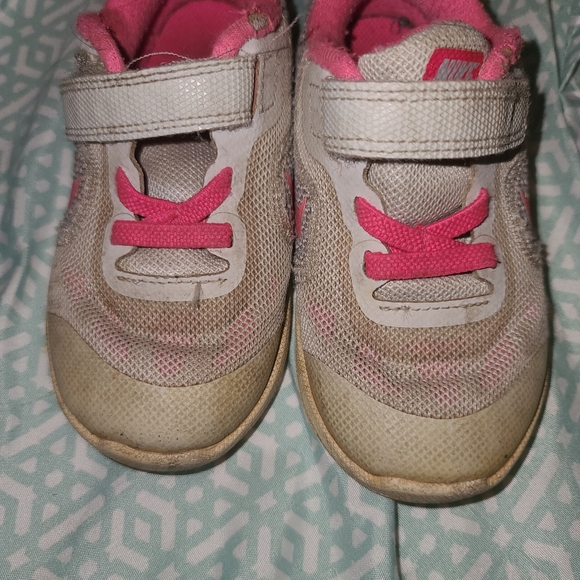 baby girl pink nike shoes